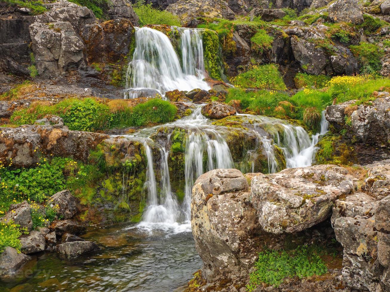 cascadas en dynjandi en los fiordos occidentales de islandia foto