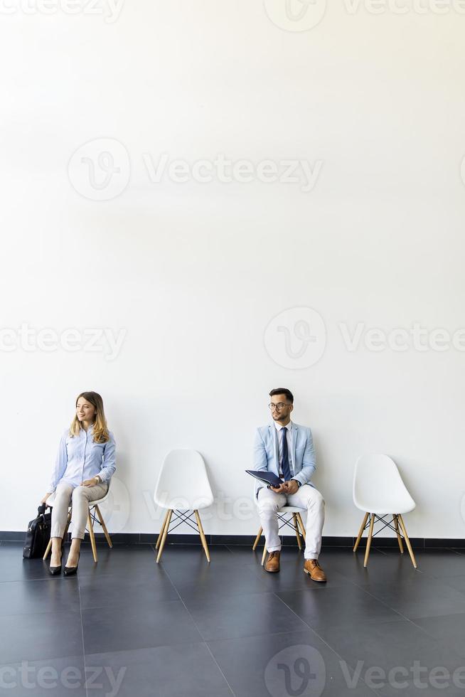 Vista vertical de personas sentadas en la sala de espera. foto