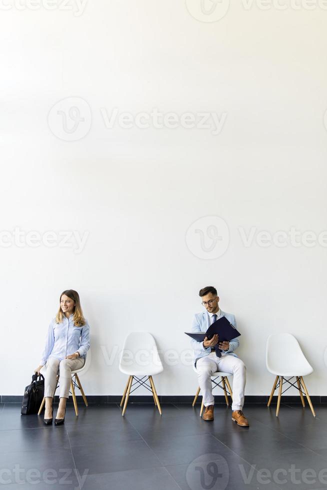 Vista vertical de personas sentadas en la sala de espera con espacio de copia foto