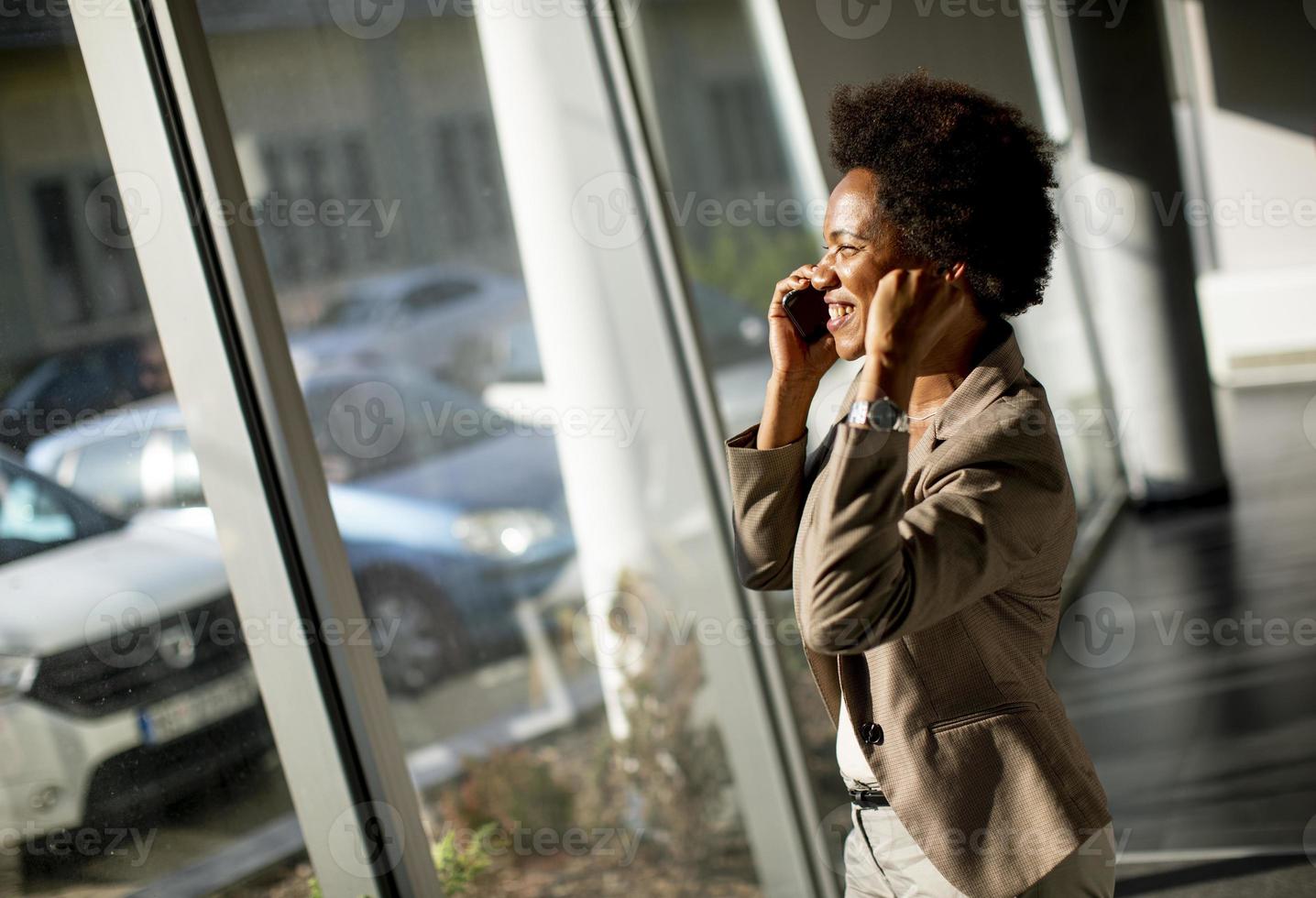 mujer de negocios hablando por teléfono foto