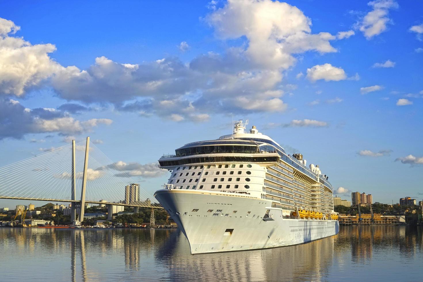 Crucero en el fondo de Vladivostok Rusia foto