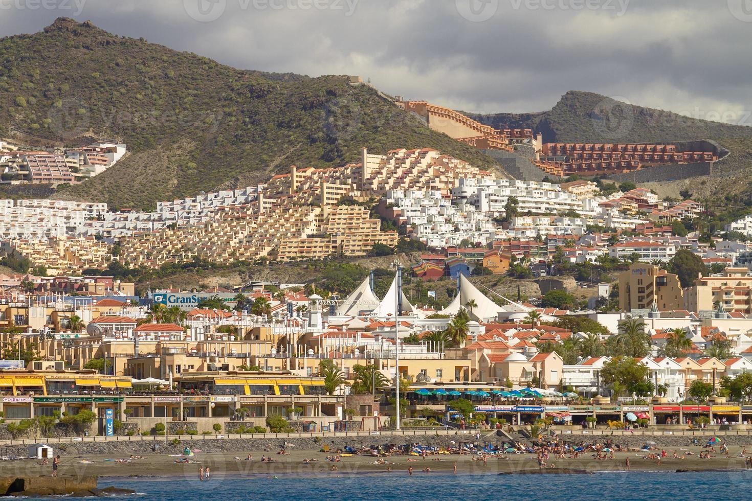 Gente disfrutando de las vacaciones en la isla de Tenerife en España foto