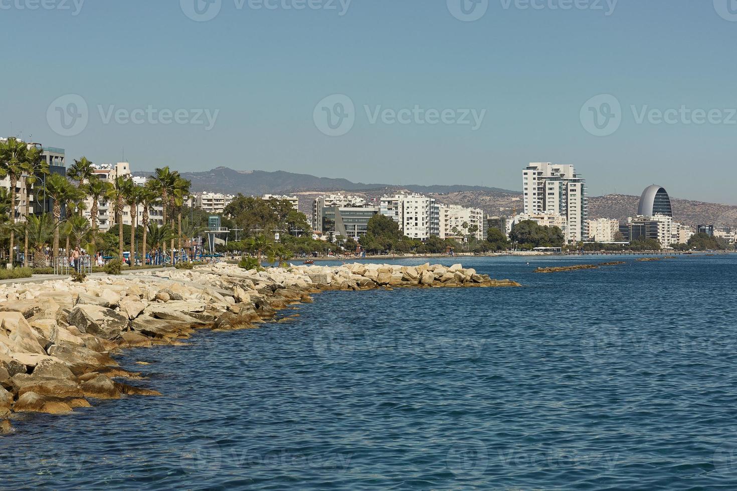 Vista de Limassol en Chipre y su zona de playa durante el verano foto