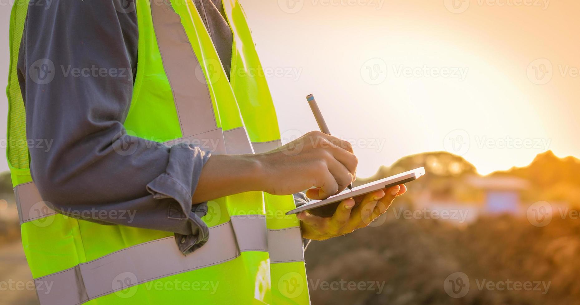 Banner de hombre en chaleco de seguridad escribiendo en tableta digital foto