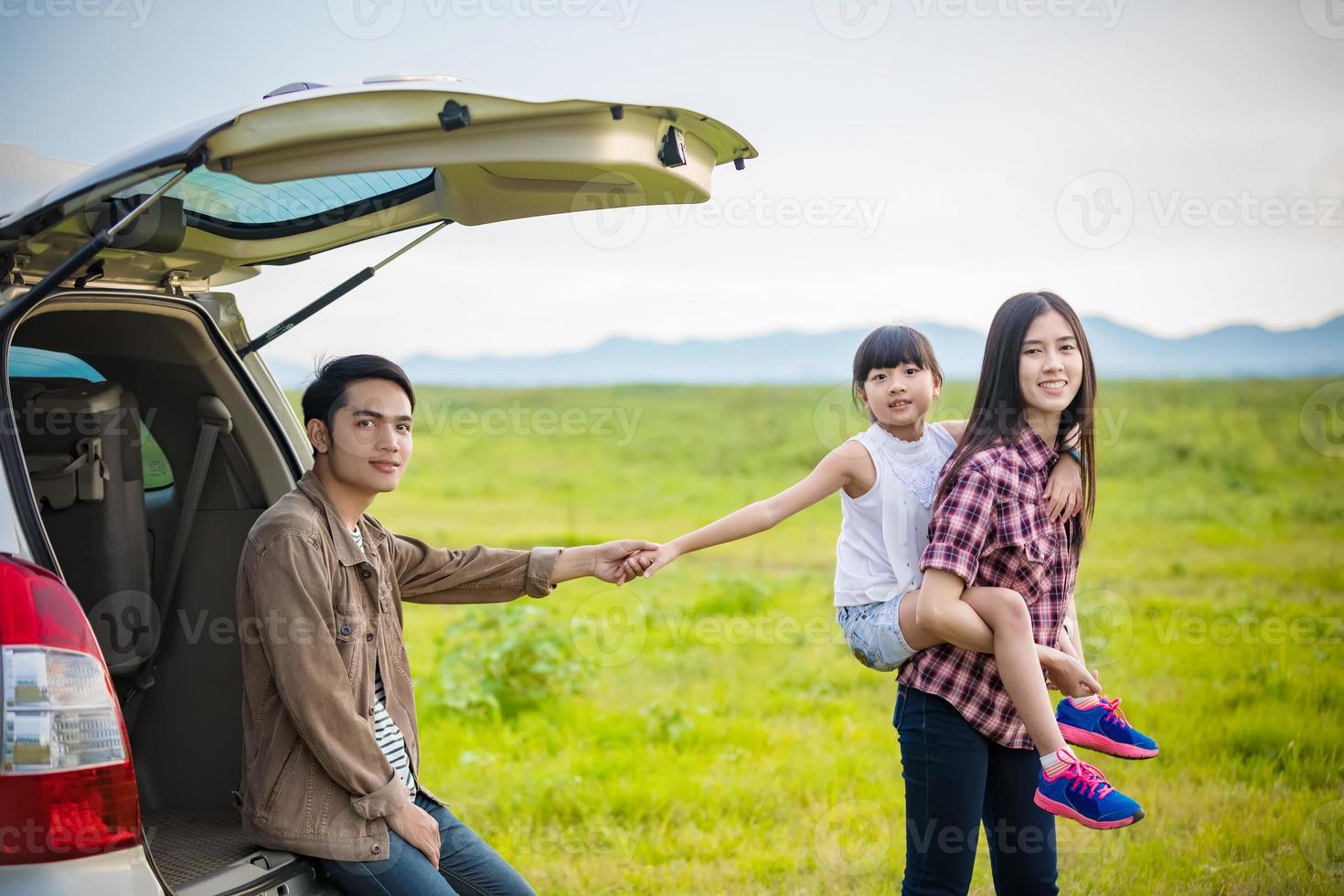 familia con niño pequeño en un viaje de campamento foto