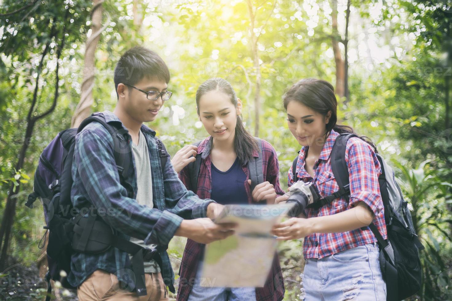 grupo de jóvenes amigos caminando en el bosque foto