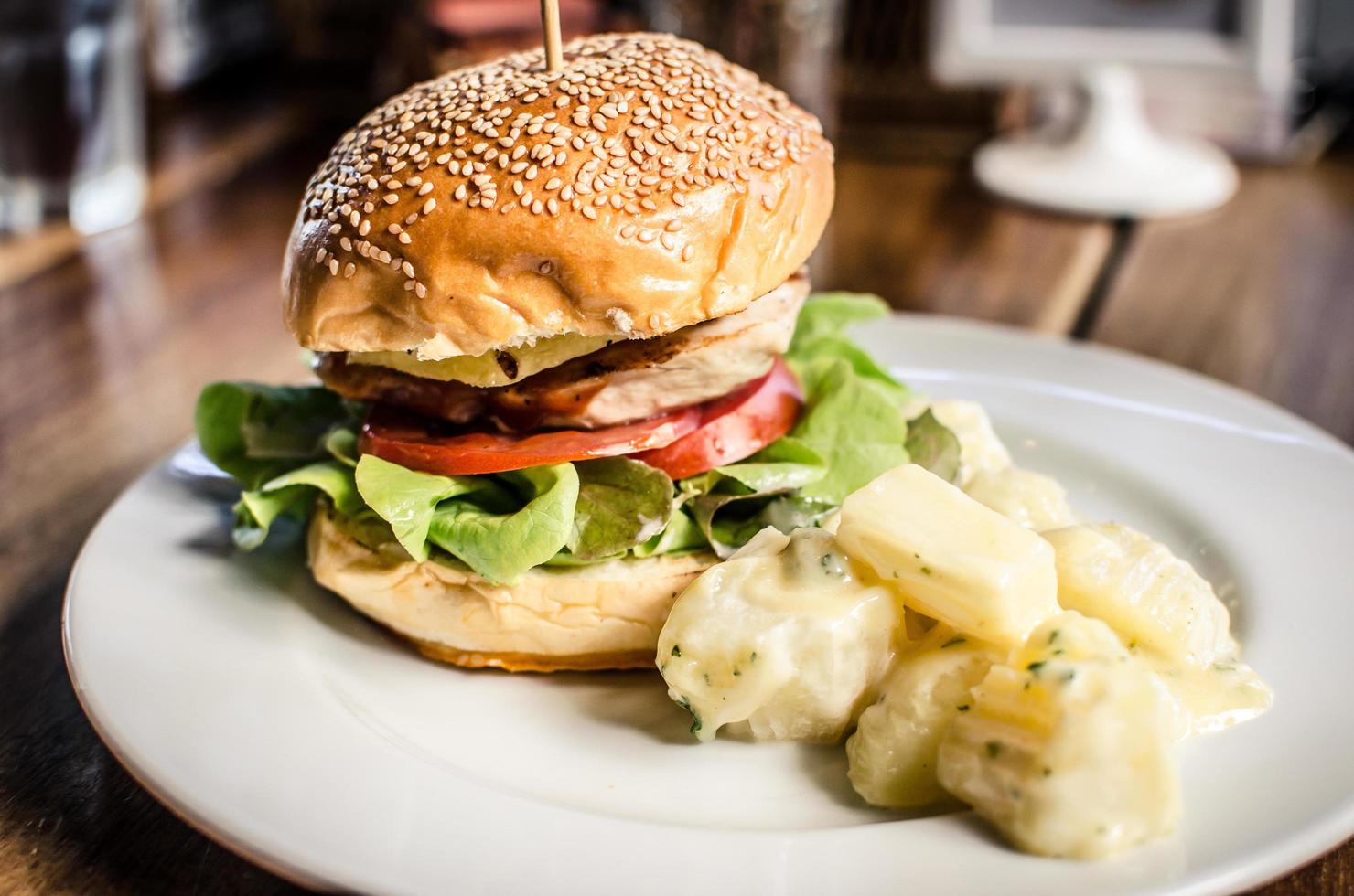 hamburguesa de pollo en plato foto