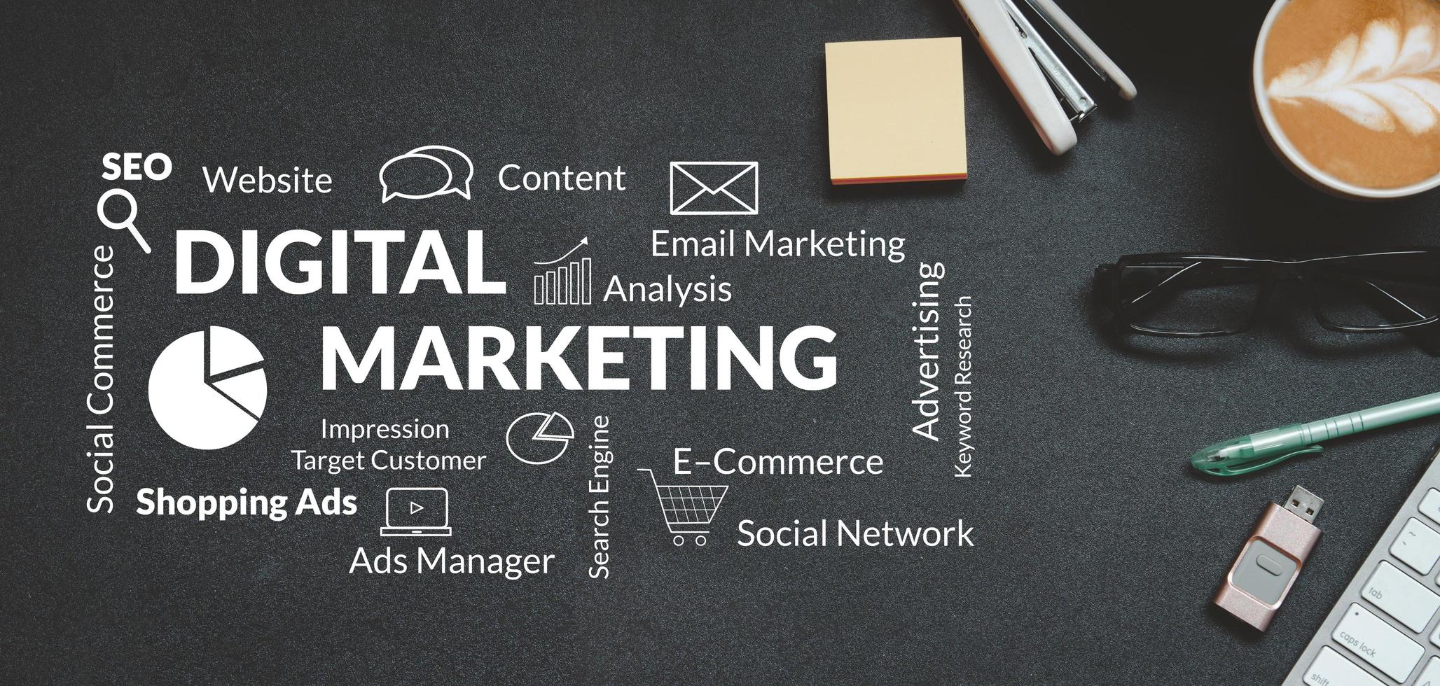 estrategia de marketing digital online y plan de análisis empresarial. concepto de negocio foto