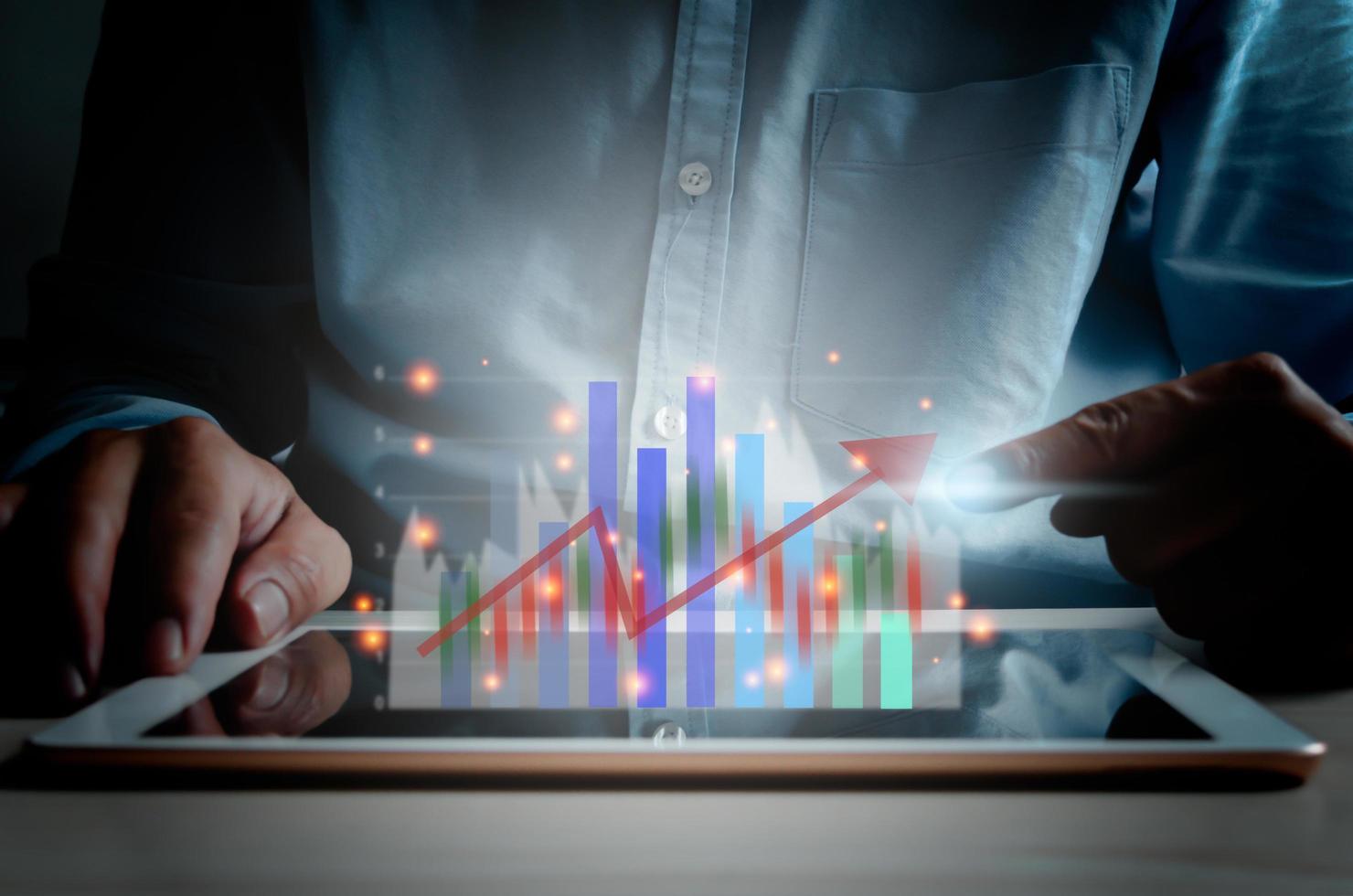 tecnología y finanzas empresariales. concepto de inversión. invertir en bolsa y fondos. El empresario analiza los datos financieros, los gráficos y el comercio de divisas en una tableta. foto