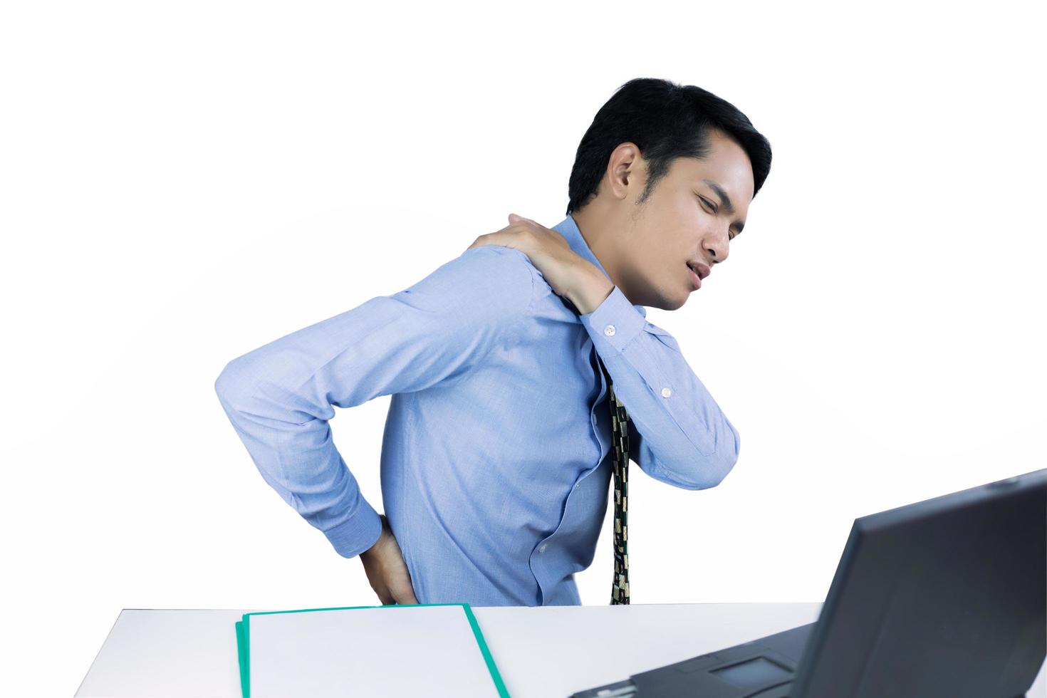 hombre con dolor de espalda fondo blanco foto