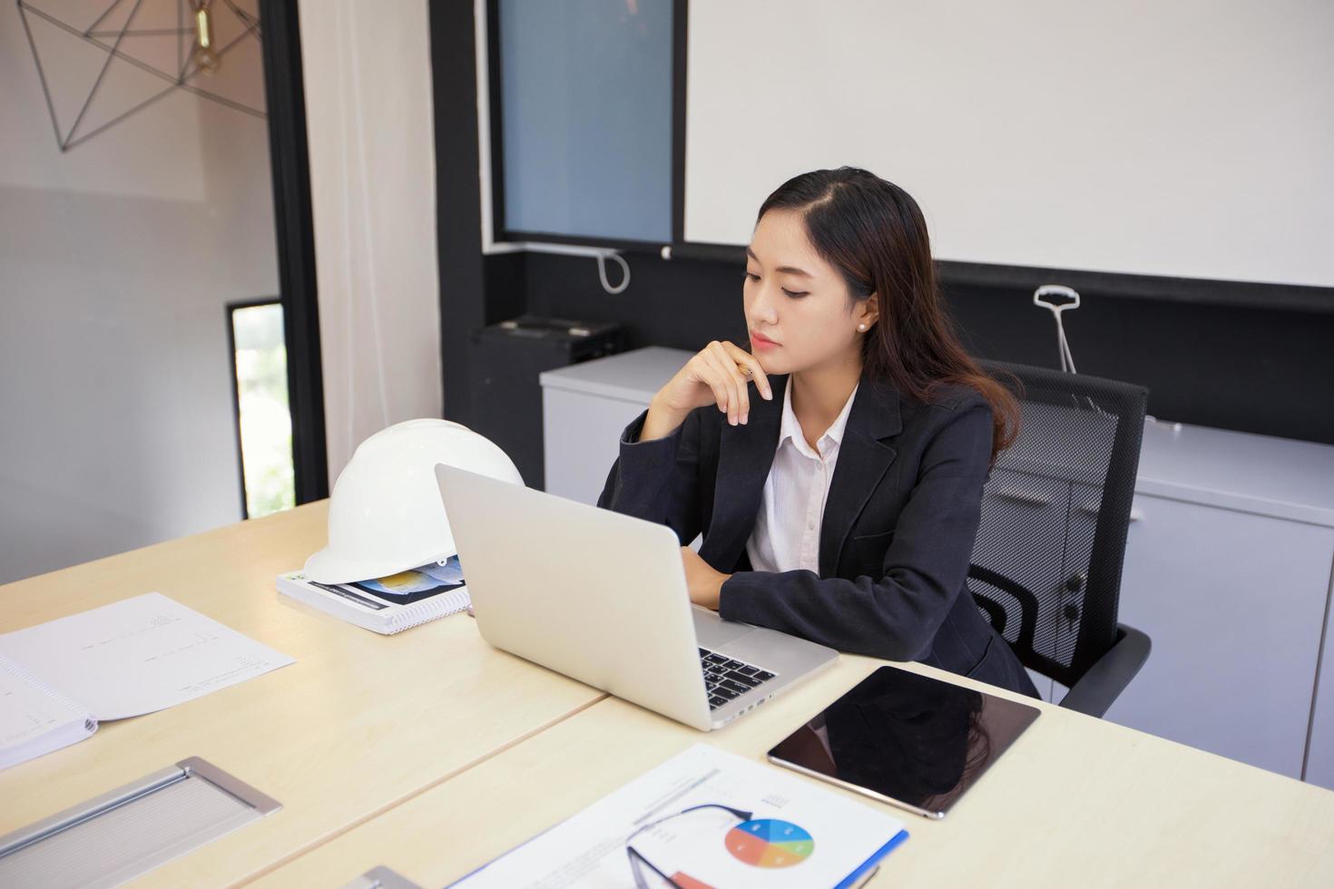 mujer de negocios pensando en su oficina foto