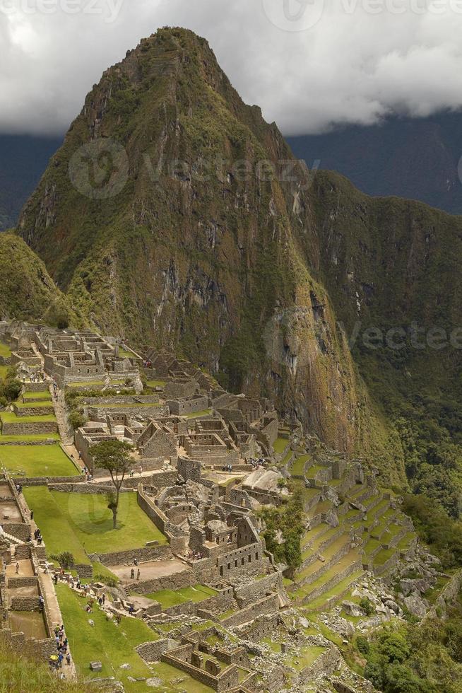 La gente que visita la ciudad inca perdida de Machu Picchu cerca de Cusco en Perú foto