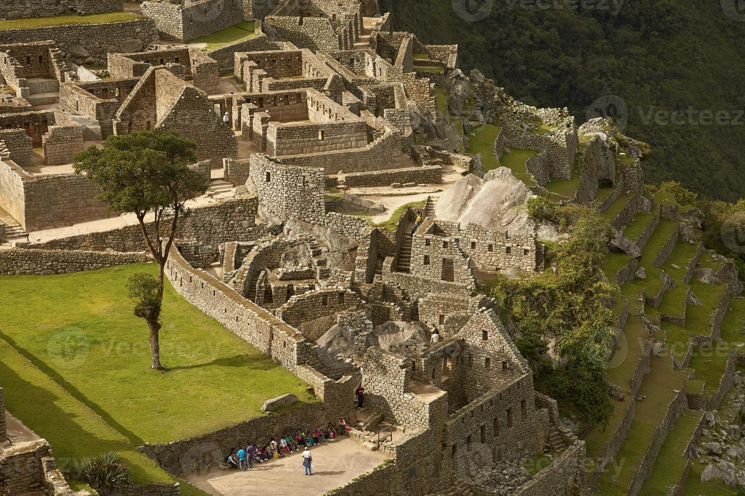 La gente que visita la ciudad inca perdida de Machu Picchu cerca de Cusco en Perú foto