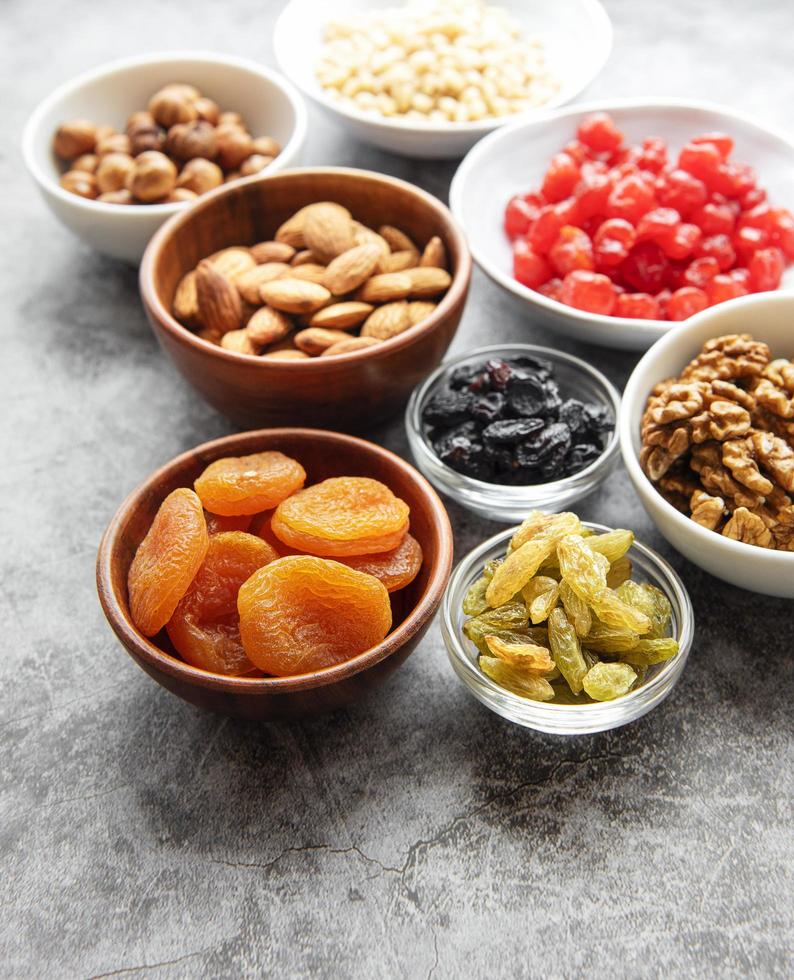 cuencos con diversos frutos secos y nueces foto