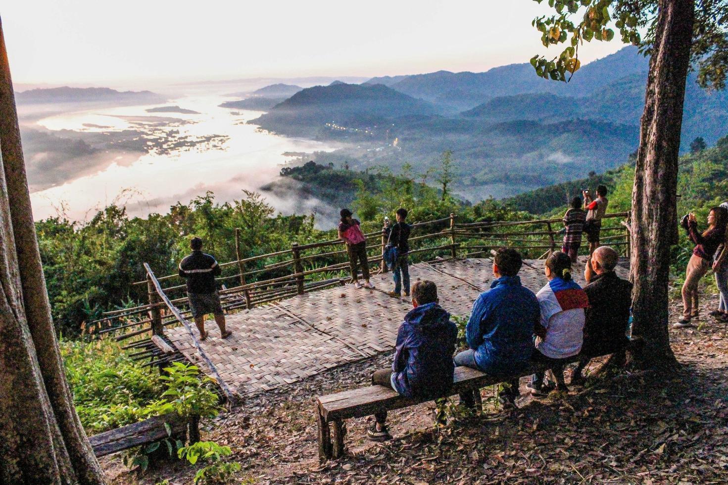 La luz del sol de la mañana en el río Mekong, distrito de Sangkhom, Tailandia foto