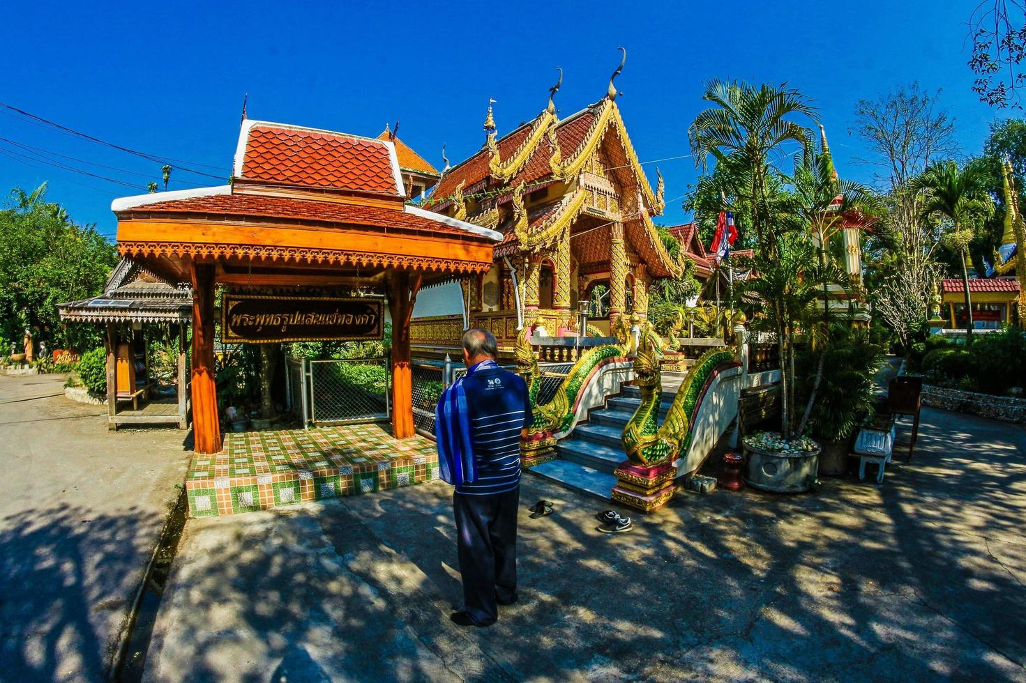 templo de wat phra chedi sawlang en lampang, tailandia foto