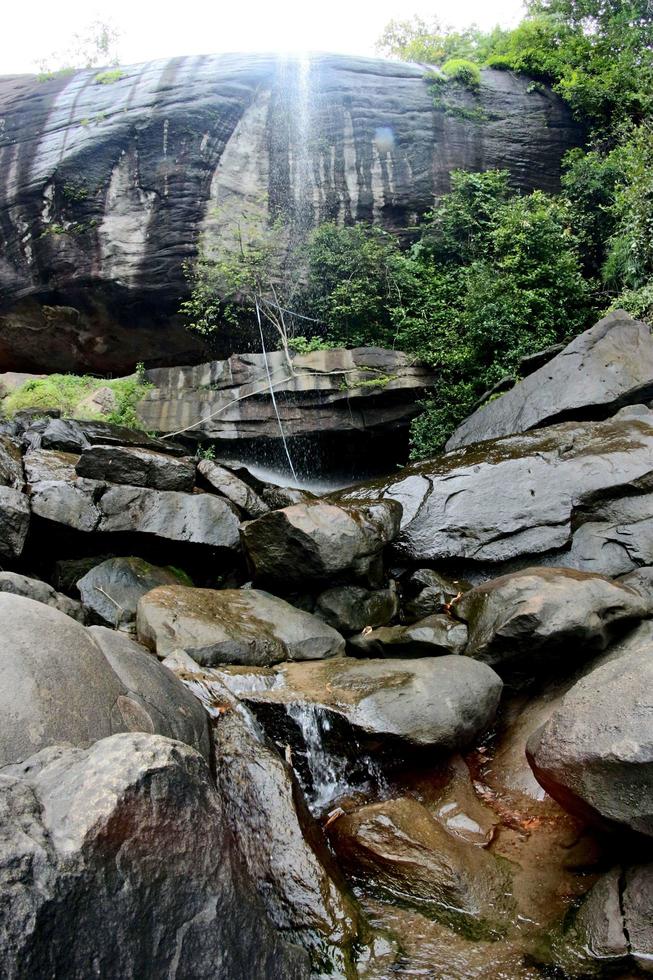 parque forestal de la cascada de pha luang, amphoe si mueang mai, ubon ratchathani, tailandia foto