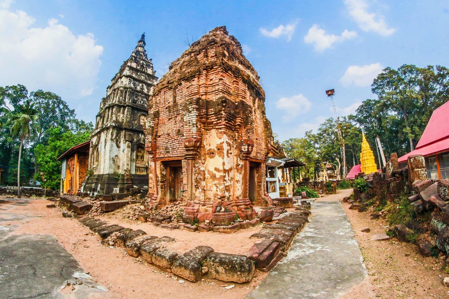 templo ku phra kona en roi et, tailandia foto