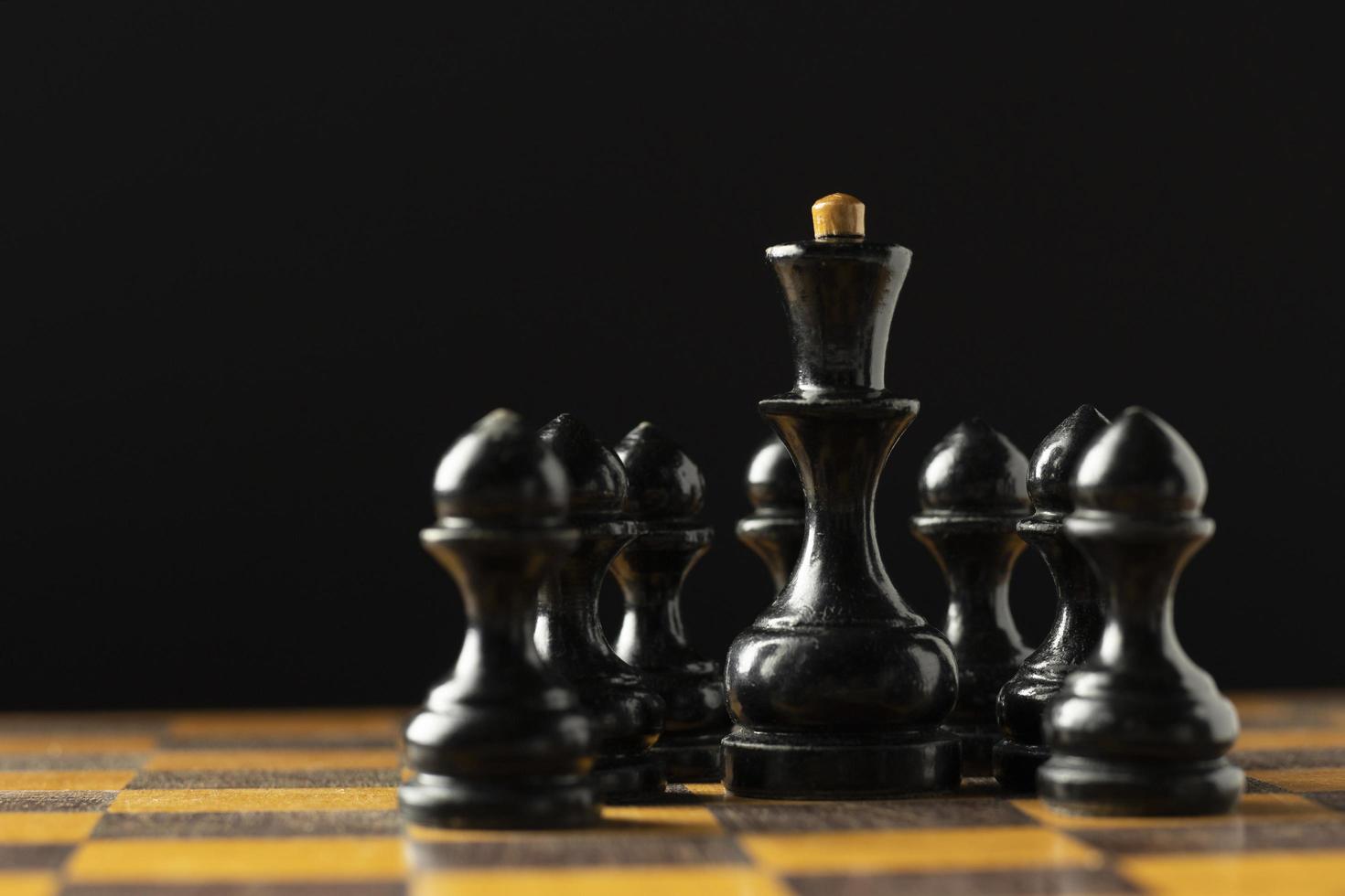 piezas de ajedrez negras sobre tablero de ajedrez foto