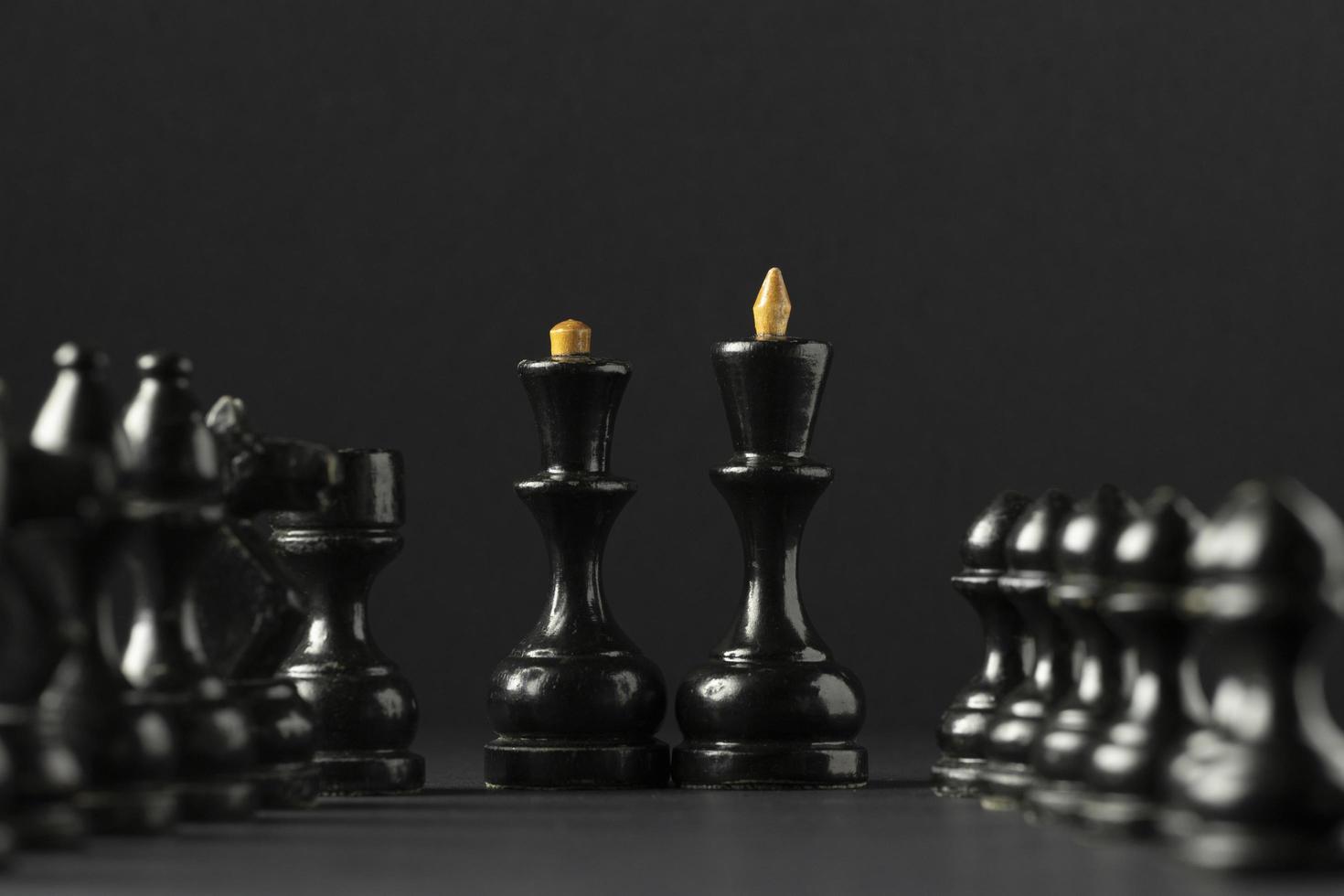 Piezas de ajedrez negras sobre fondo negro foto