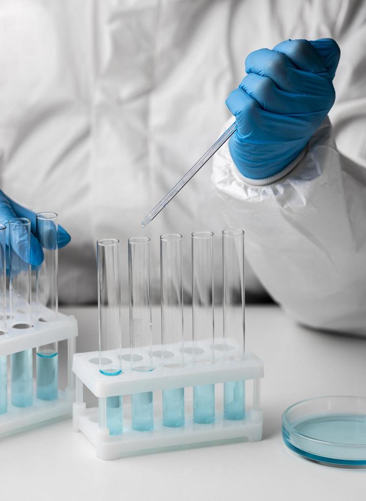 Doctor en traje de protección haciendo pruebas en el laboratorio. foto