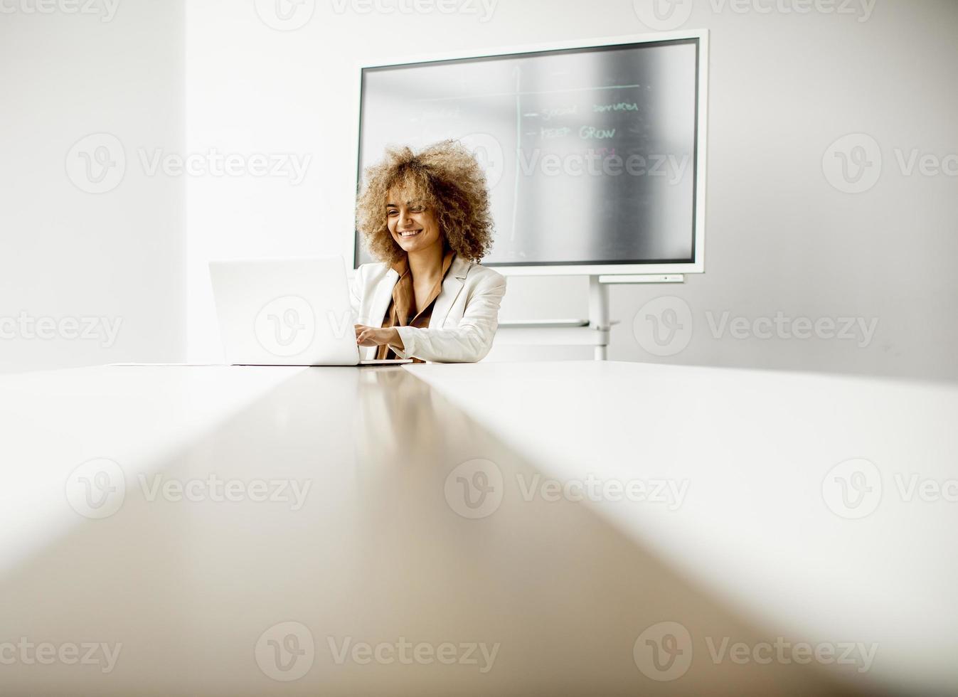 mujer con una computadora portátil con espacio de copia foto