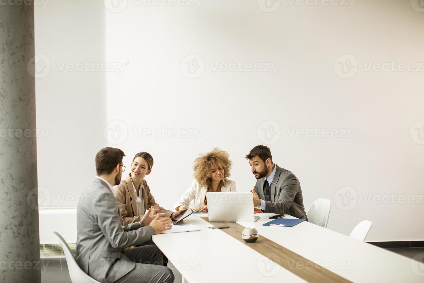 gente de negocios hablando en una mesa foto