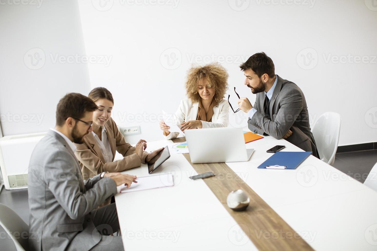 personas trabajando juntas en una reunión. foto