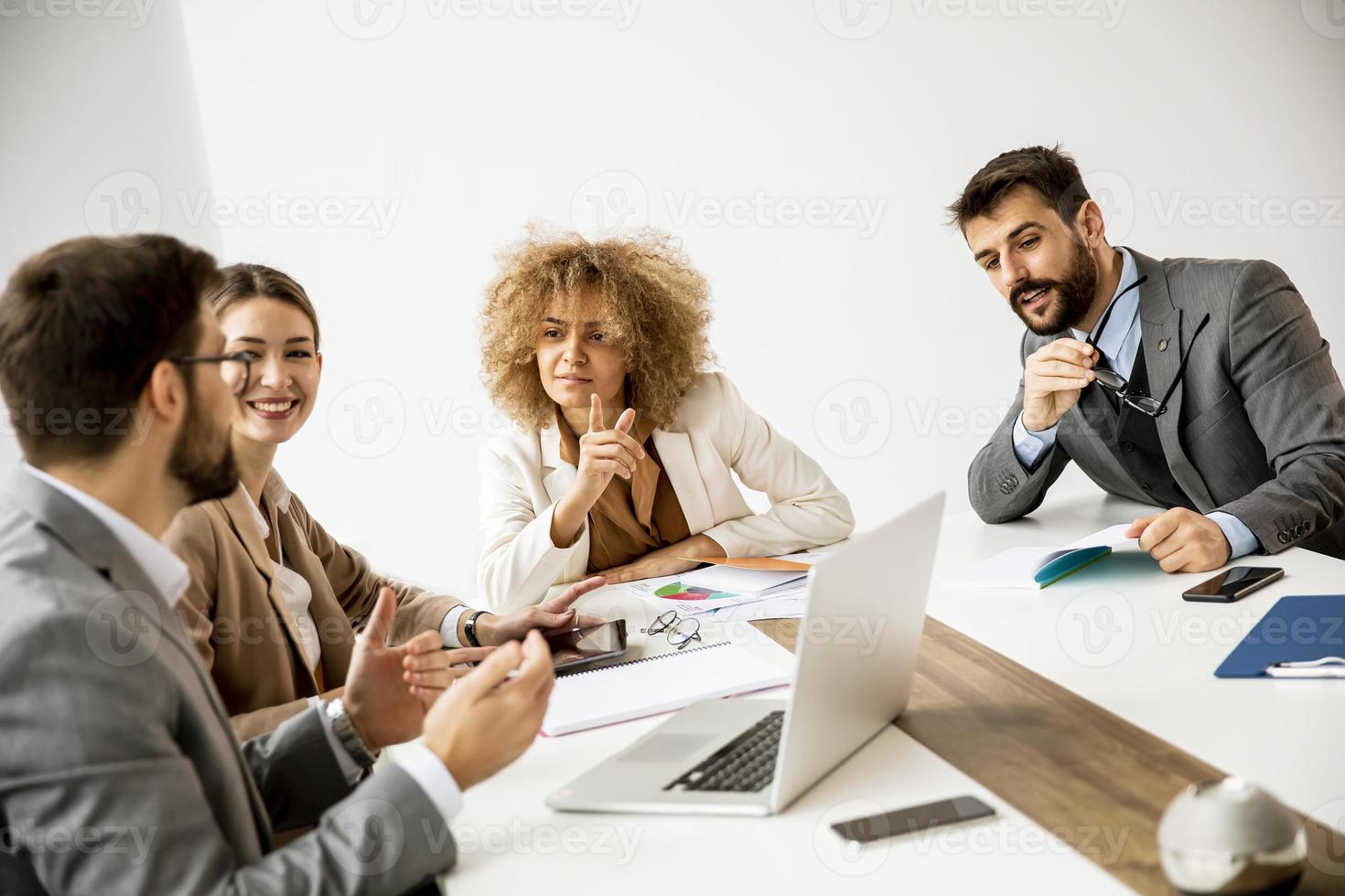 hombre hablando en una reunion foto