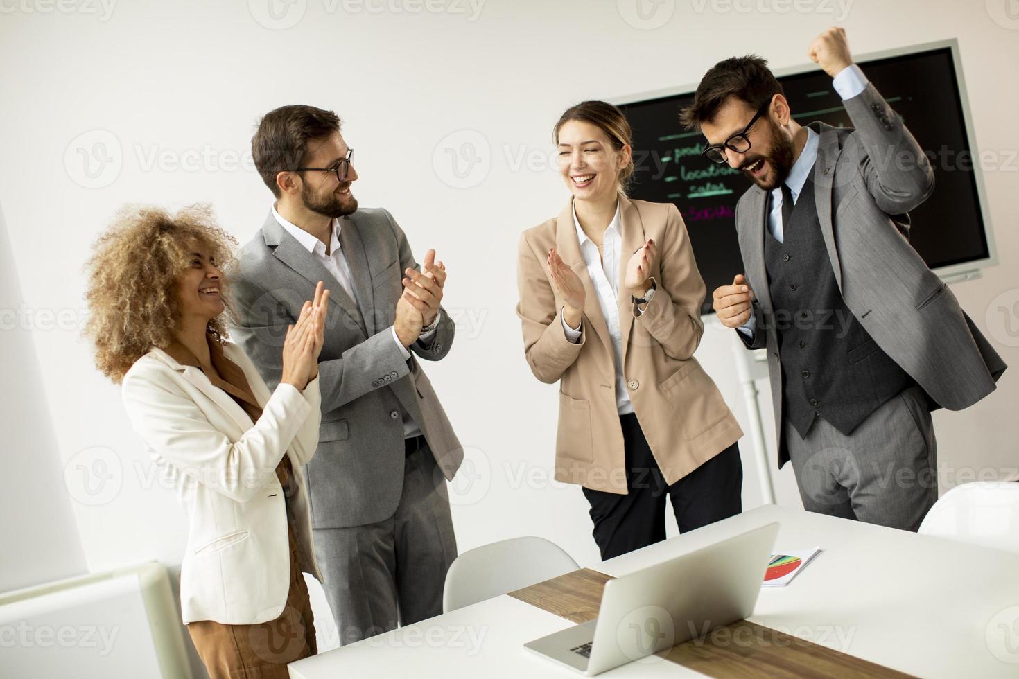 gente aplaudiendo después de una reunión exitosa foto