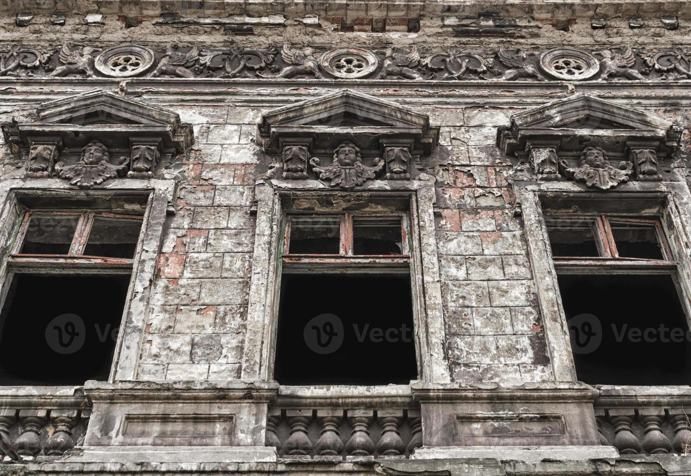 antigua casa abandonada en ucrania foto