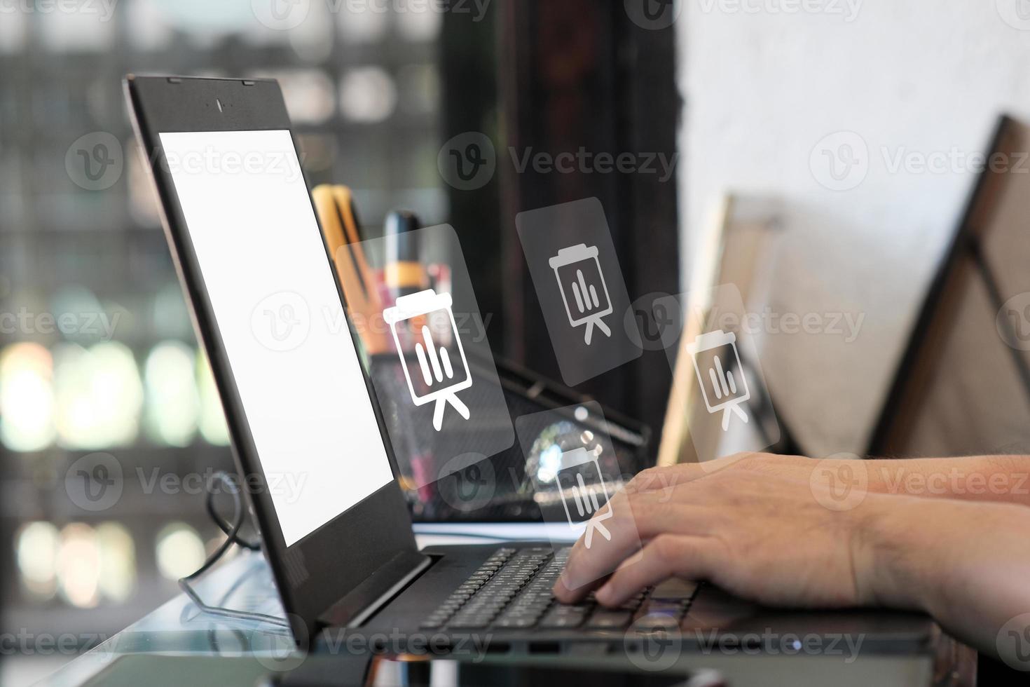 Hombre usando computadora portátil y concepto de inteligencia de análisis de negocios foto