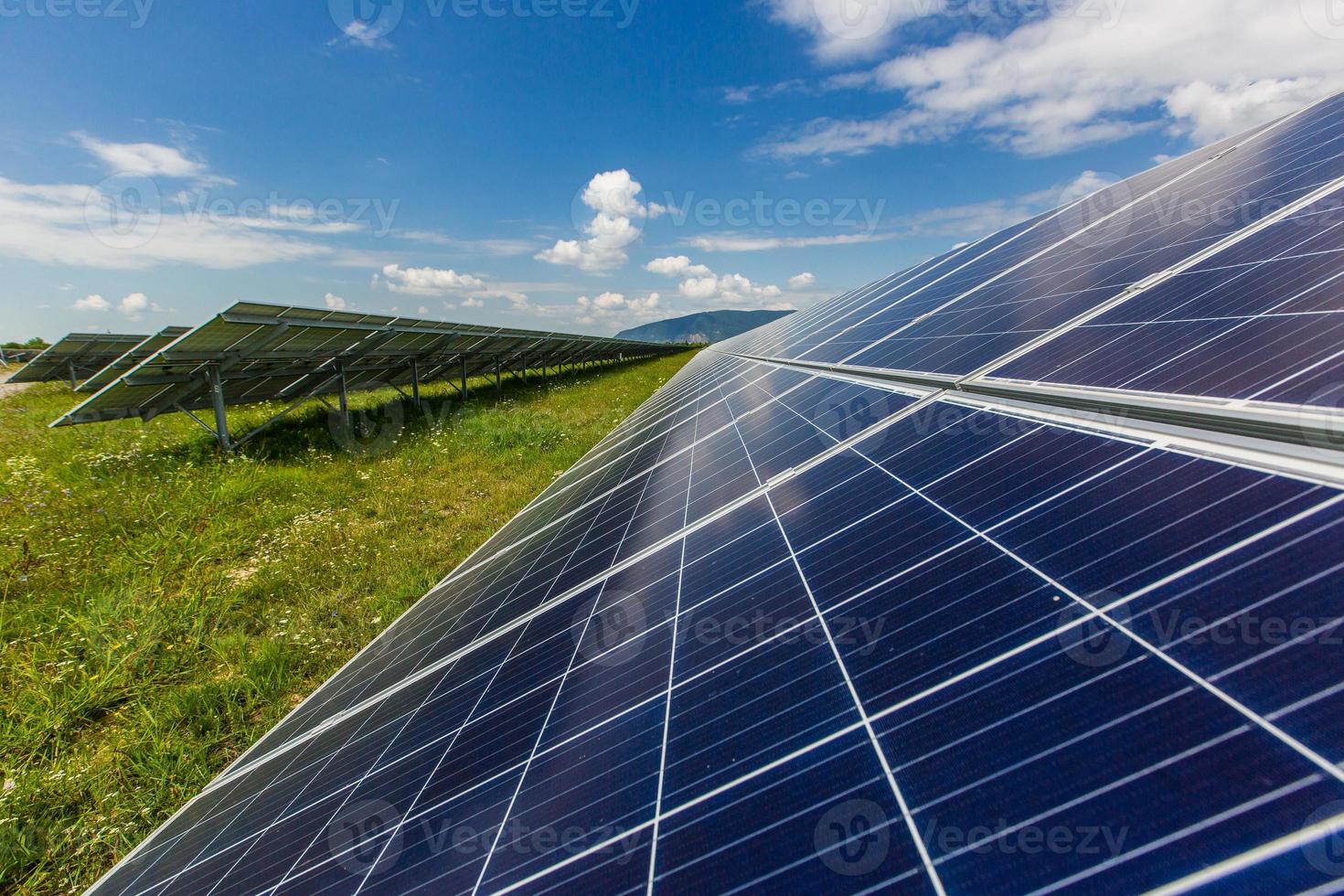 Planta de energía solar sobre un fondo de cielo foto