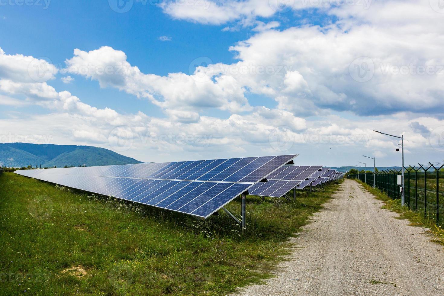 Planta de energía solar sobre un fondo de cielo foto