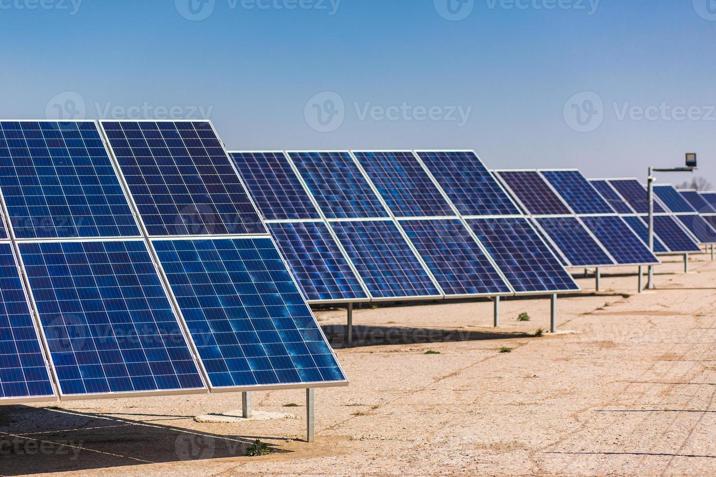 Planta de energía solar sobre un fondo de cielo foto