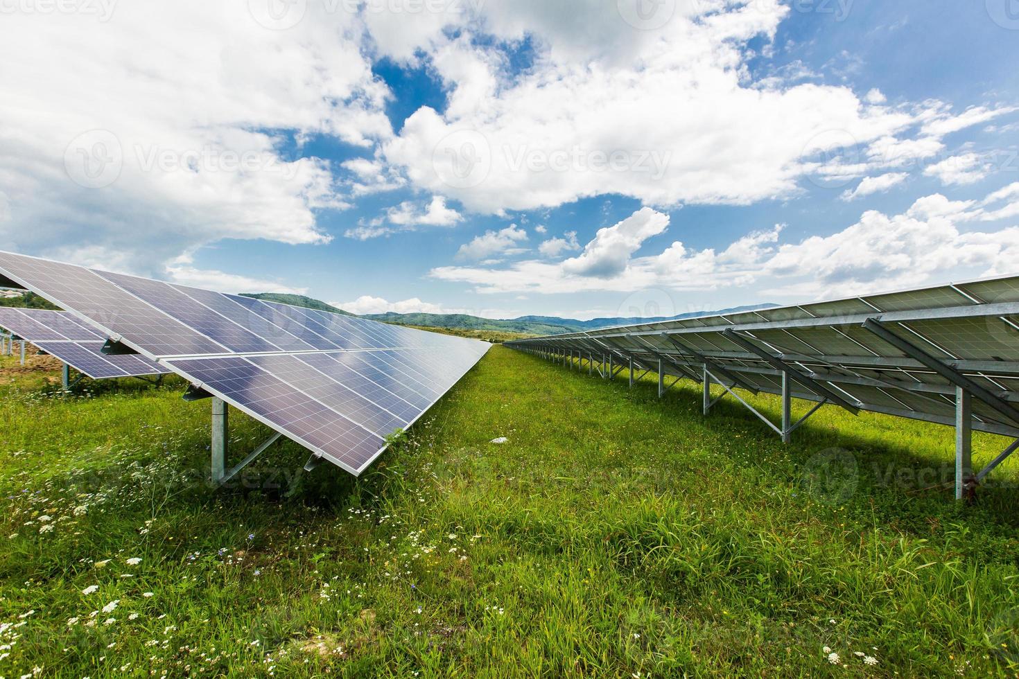 Planta de energía solar sobre un fondo de cielo foto