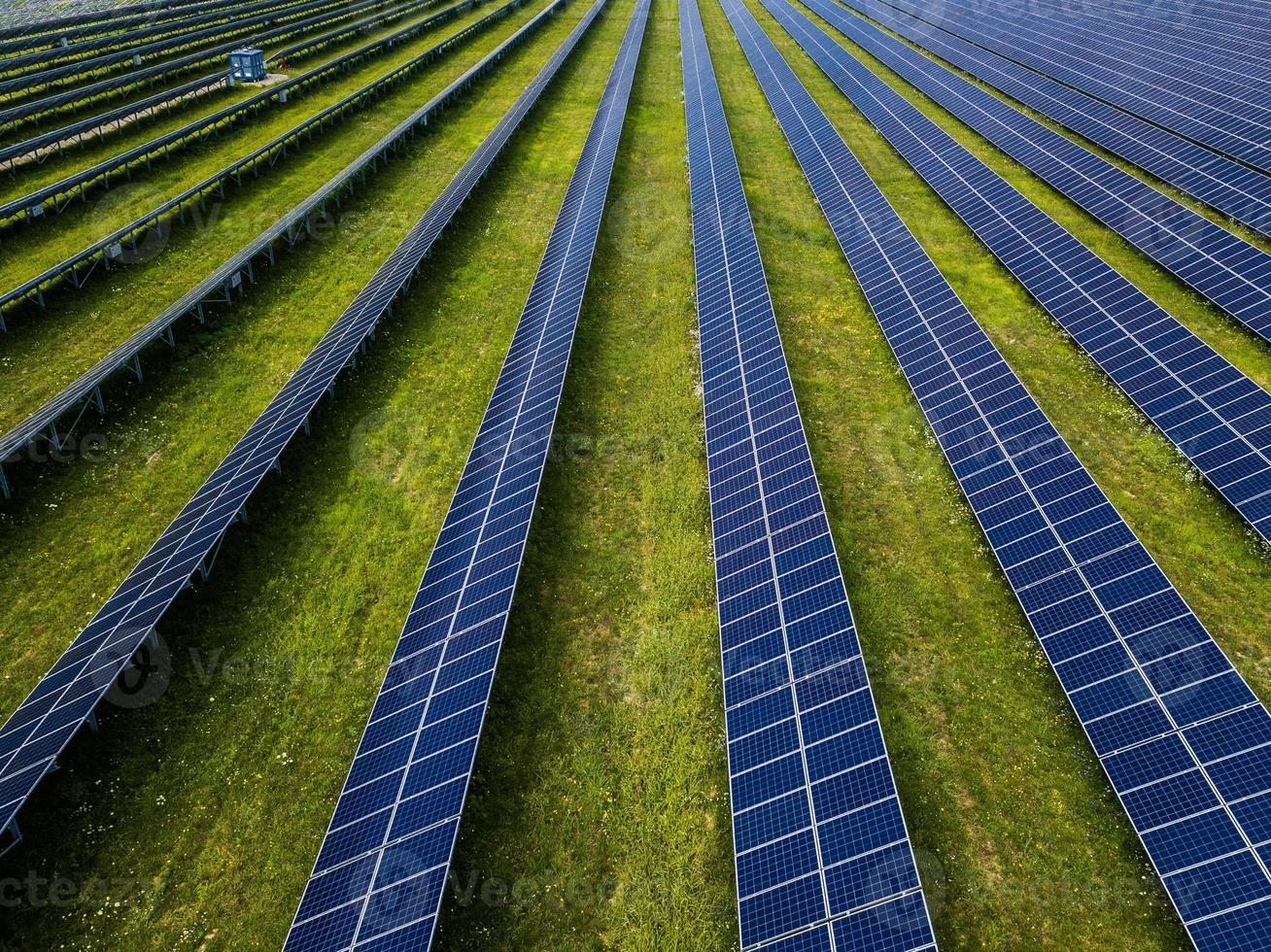 Planta de energía solar sobre un fondo de cielo foto