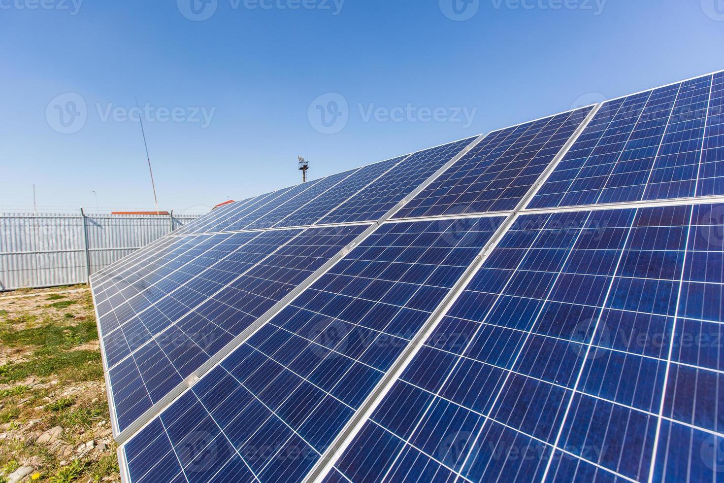 Planta de energía solar sobre un fondo de cielo foto