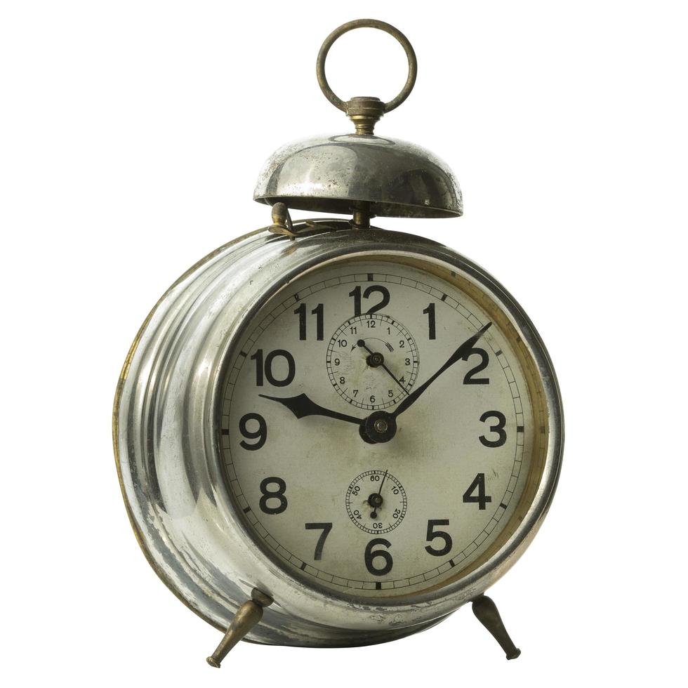 Hermoso reloj despertador vintage aislado en blanco foto