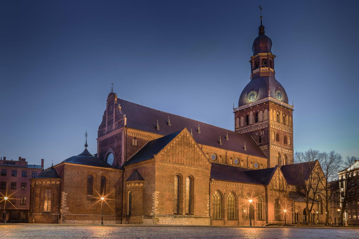 Edificio de noche en el casco antiguo de Riga Letonia foto