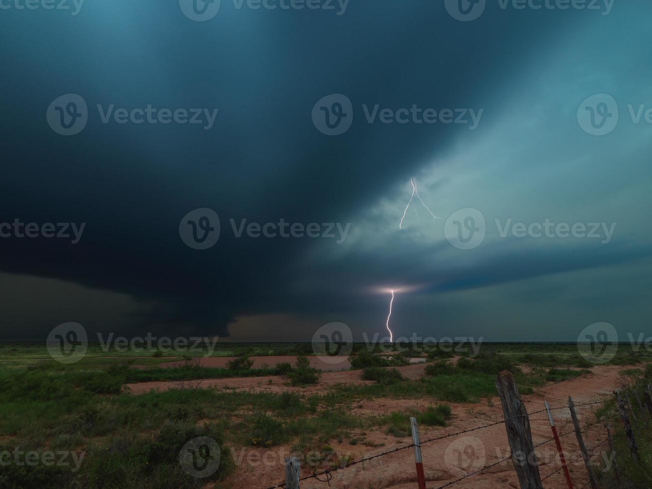 Rayo bajo nubes de tormenta cargadas de granizo foto