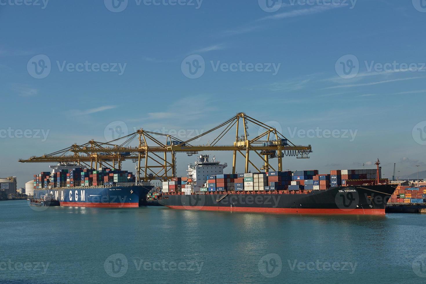 Grúa portuaria carga un contenedor en el muelle para el transporte de importación y exportación y logística empresarial en Barcelona, España foto