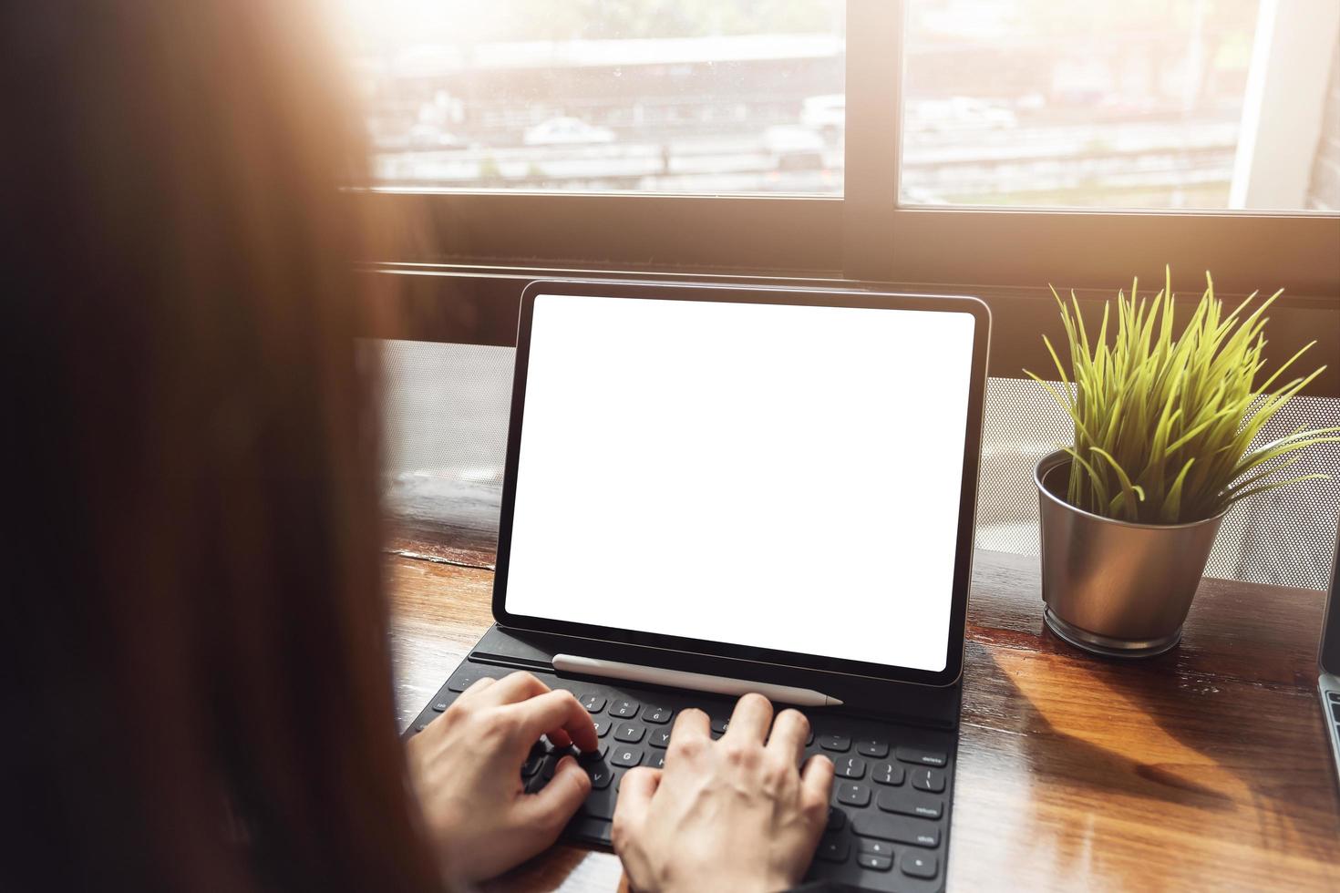 Copie el concepto de espacio, mujer con computadora tablet pro en café. tecnología para 2019 foto