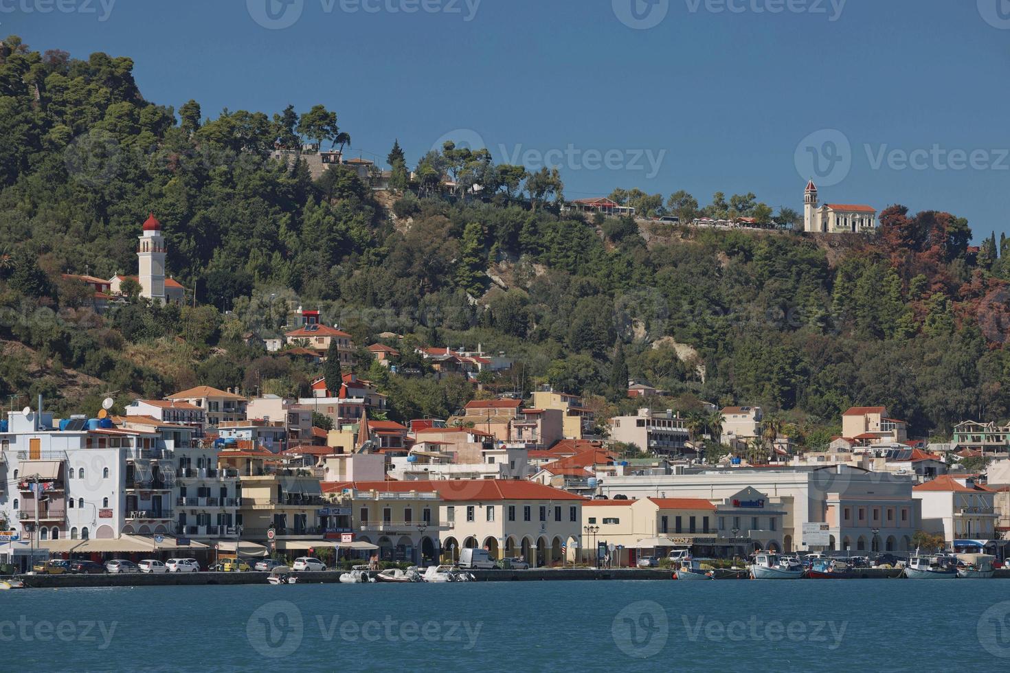 Vista panorámica de un hermoso puerto y destino de verano en la isla de Zakynthos en Grecia foto