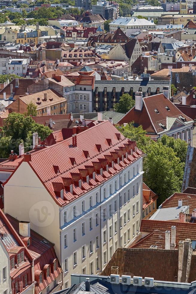 La arquitectura del centro de la ciudad vieja de Tallin en Estonia foto