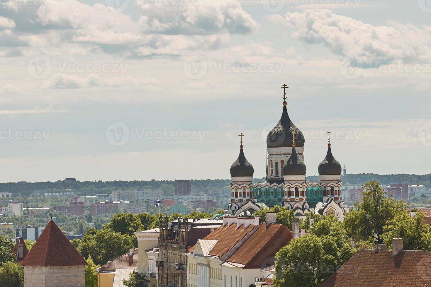 Vista de la muralla que rodea el centro de la ciudad de Tallin en Estonia y la catedral de Alexander Nevsky foto