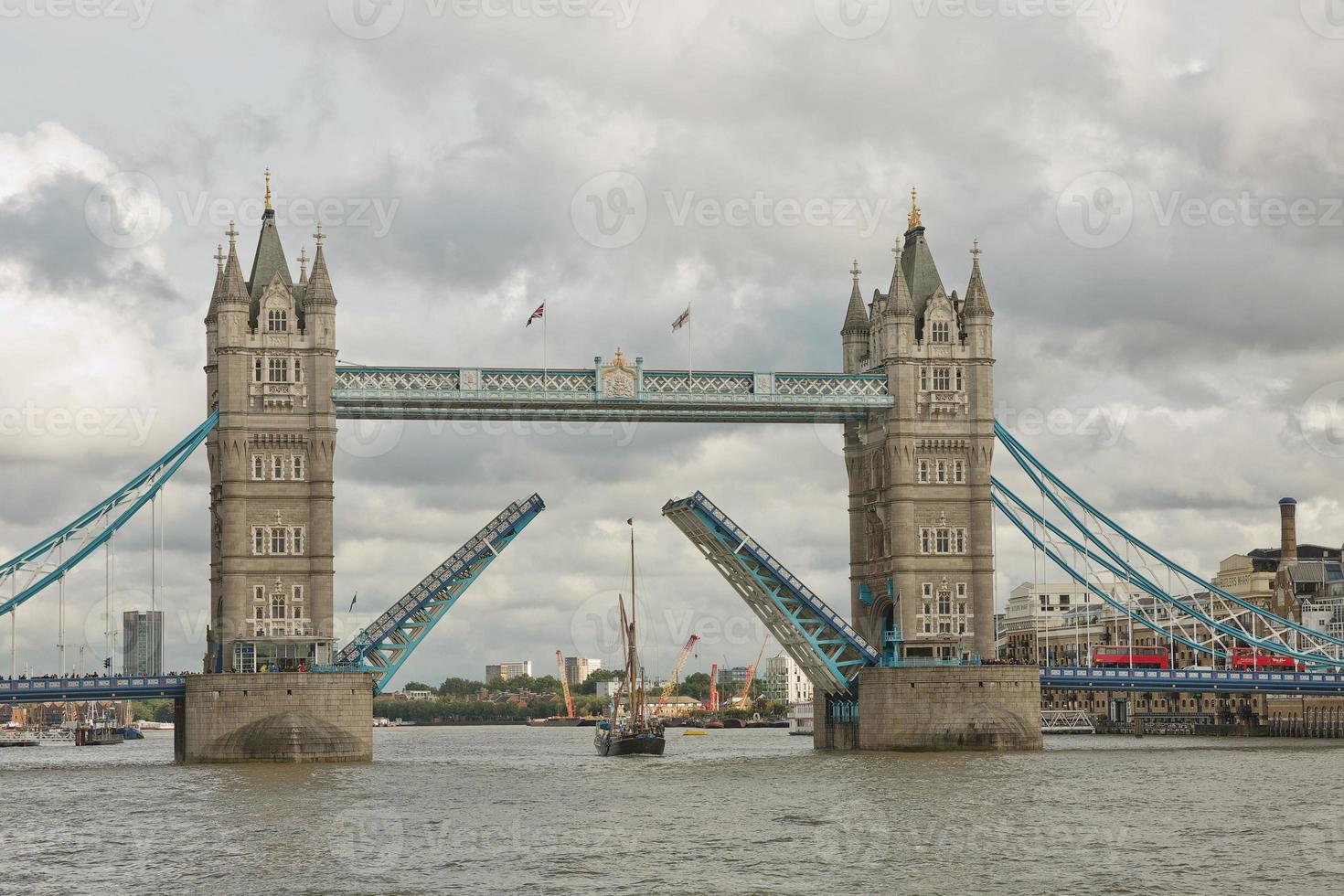Tower Bridge en la ciudad de Londres, este icónico puente se inauguró en 1894 y es utilizado por unas 40000 personas al día. foto