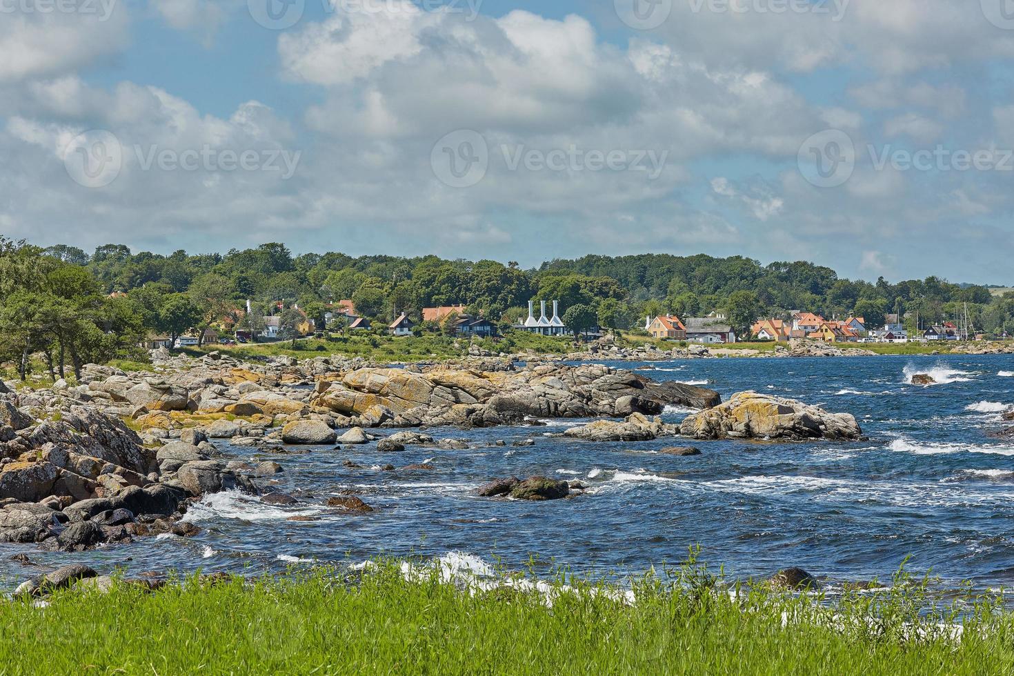 La línea de la costa del mar Báltico, cerca de la aldea de svaneke en la isla de Bornholm en Dinamarca foto