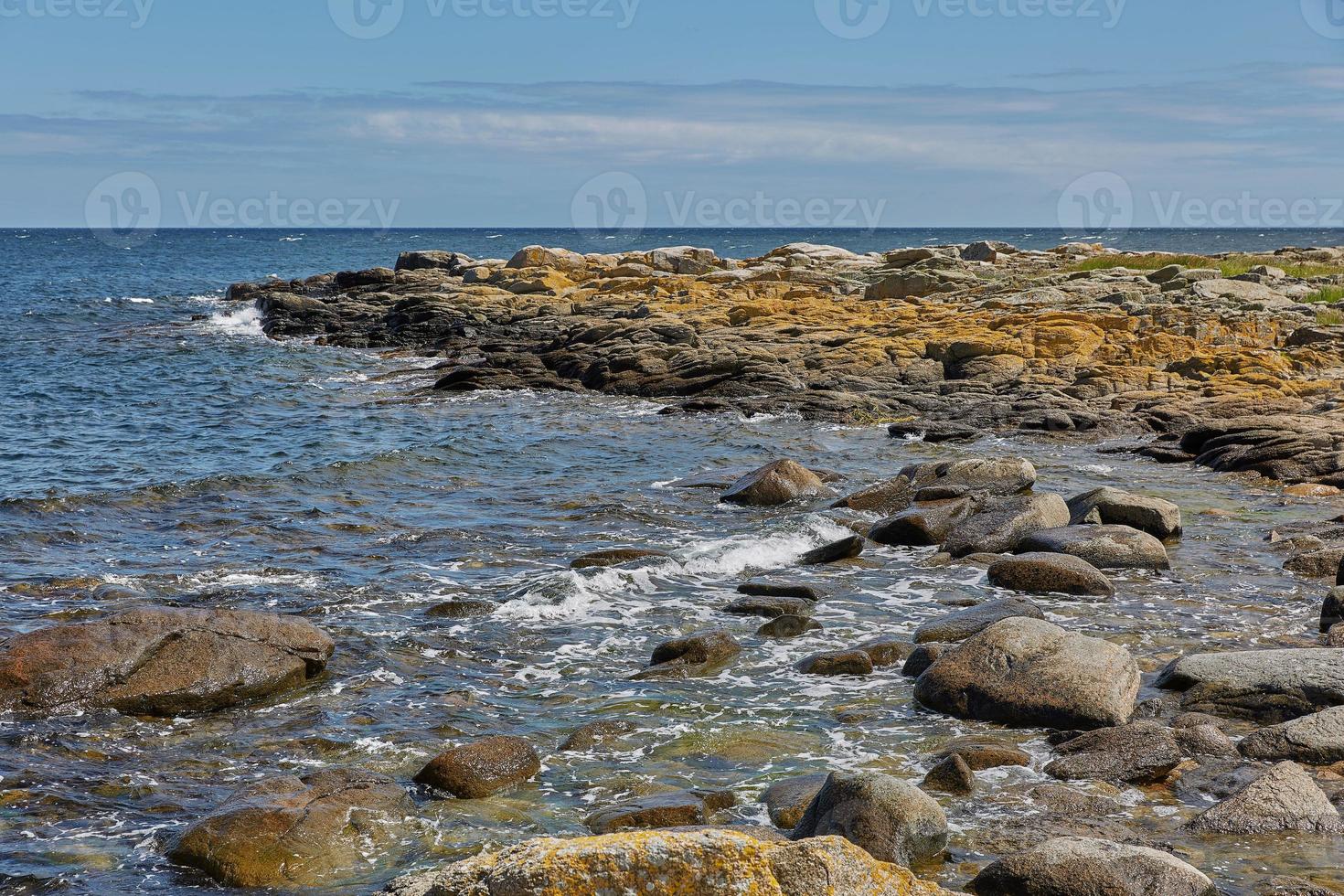 La línea de la costa del mar Báltico, cerca de la aldea de svaneke en la isla de Bornholm en Dinamarca foto