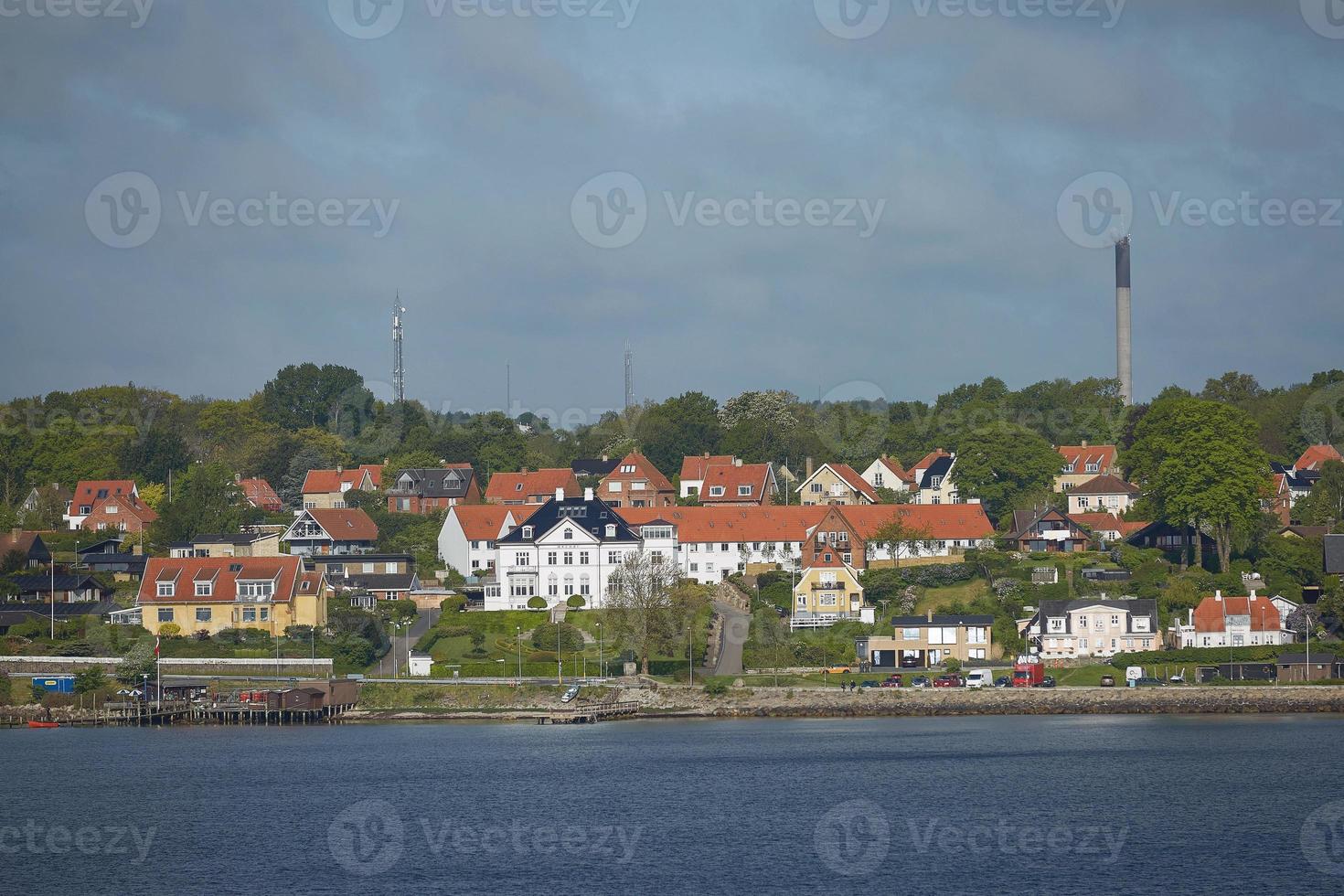 Vista de Helsingor o Elsinore desde el estrecho de Oresund en Dinamarca foto